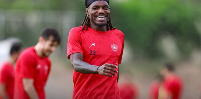 عکس| مهاجم جنجالی پرسپولیس با گوشواره به سبک کریس رونالدو عکس| مهاجم جنجالی پرسپولیس با گوشواره به سبک کریس رونالدو