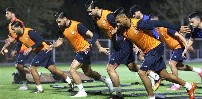 تمرین تیم ملی فوتبال ایران با یک مهمان ویژه تمرین تیم ملی فوتبال ایران با یک مهمان ویژه