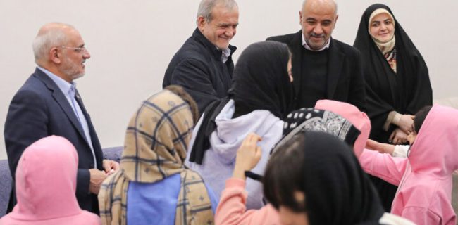 پزشکیان با کودکان بیسرپرست و بدسرپرست در «خانه دختران ایران» دیدار کرد پزشکیان با کودکان بیسرپرست و بدسرپرست در «خانه دختران ایران» دیدار کرد