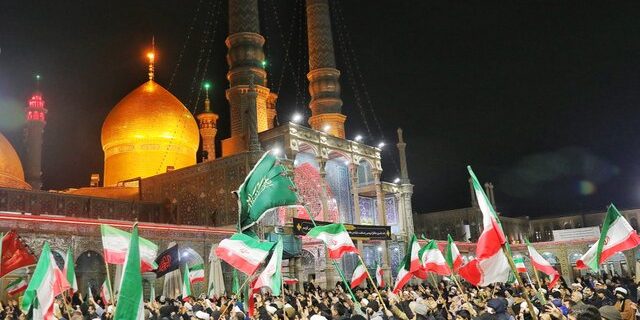 اجتماع مردم قم در شام رحلت حضرت زینب(س) برای محکومیت ناآرامیها اجتماع مردم قم در شام رحلت حضرت زینب(س) برای محکومیت ناآرامیها