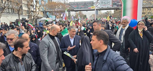 محمد اسلامی در راهپیمایی ۲۲ بهمن: مردم اجازه دخالت خارجی نمیدهند؛ فناوری هستهای در زندگی مردم ملموس خواهد شد محمد اسلامی در راهپیمایی ۲۲ بهمن: مردم اجازه دخالت خارجی نمیدهند؛ فناوری هستهای در زندگی مردم ملموس خواهد شد