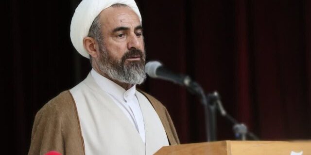 امام جمعه ایلام: دشمن از جنگ نظامی شکست می‌خورد و به دنبال آسیب زدن از درون است / شهید رضایی‌نژاد نماد خودباوری ایرانی