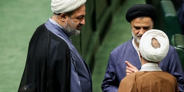 آقای نبویان! مذاکره را از موضوعی ملی به موضوعی جناحی تبدیل نکن/ با «سهمیهبندی جناحی» به نتیجه نمیرسیم آقای نبویان! مذاکره را از موضوعی ملی به موضوعی جناحی تبدیل نکن/ با «سهمیهبندی جناحی» به نتیجه نمیرسیم