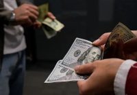 افت قیمت طلا و ارز زیر سایه سنگین مذاکرات ایران و آمریکا/ عقبنشینی دلار تا کانال ۱۵۷ هزار تومان / طلا کانال ۱۶ میلیونی را از دست داد