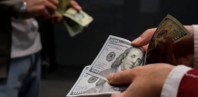 افت قیمت طلا و ارز زیر سایه سنگین مذاکرات ایران و آمریکا/ عقب‌نشینی دلار تا کانال ۱۵۷ هزار تومان / طلا کانال ۱۶ میلیونی را از دست داد