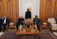 رایزنی هیئت ایران با وزیر خارجه عمان در بدو ورود به مسقط