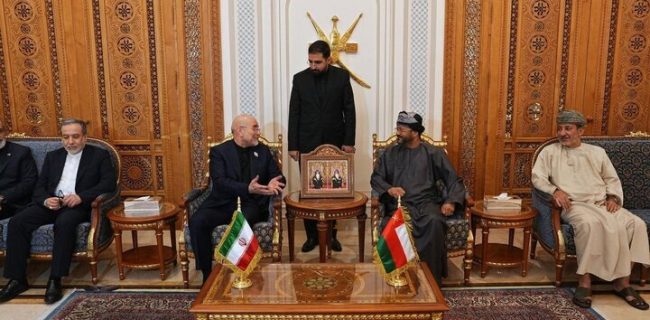 رایزنی هیئت ایران با وزیر خارجه عمان در بدو ورود به مسقط