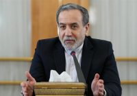 عراقچی با انتشار تصویری از بیرانوند و دختران میناب نوشت: از زمین فوتبال تا میز مذاکره؛ هدف یک چیز است…/ عکس